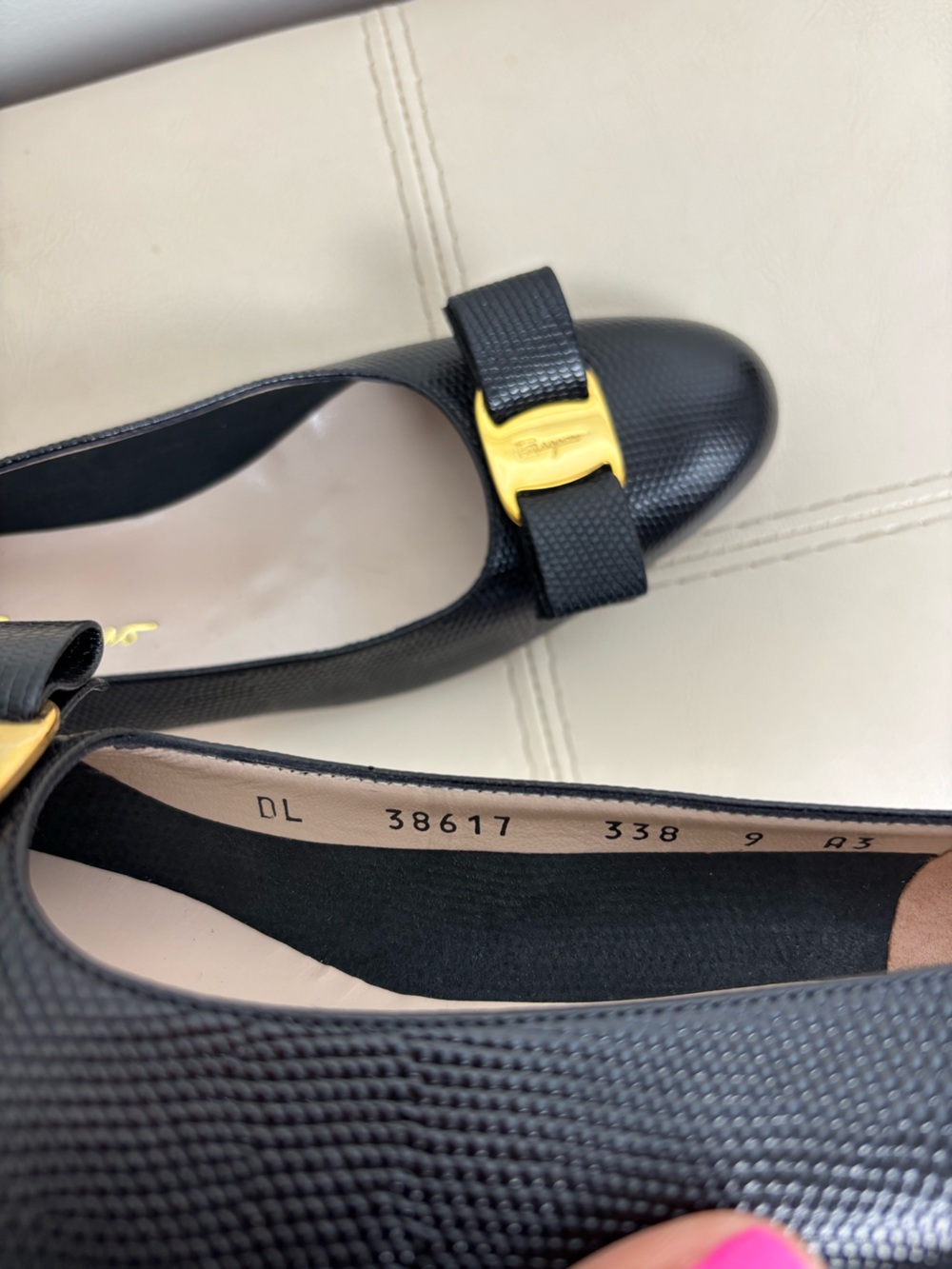 Salvatore Ferragamo Vara Black Lizard Embossed Leather Bow Pumps Size 9 - Picture 7 of 11